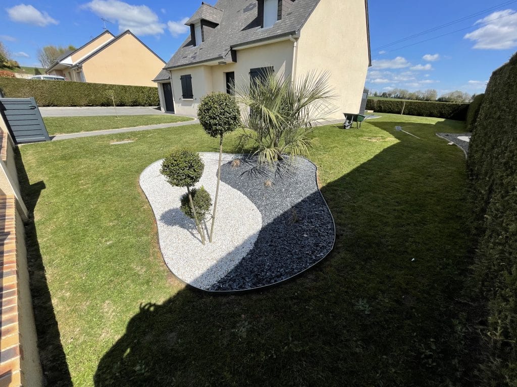 massif_paillage_pierre_naturelle_plantes_crea_design